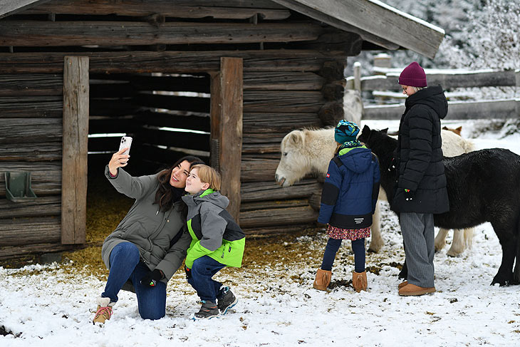 Alexandra Polzin mit Traumzeit Kinder  im Biohotel Stanglwirt in Going bei Kitzbühel am 20.11.2025 @Foto: BrauerPhotos / Goran Nitschke 